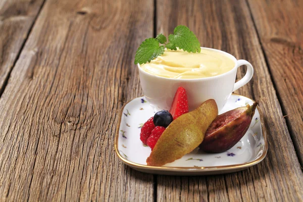 Kom pudding en vers fruit — Stockfoto