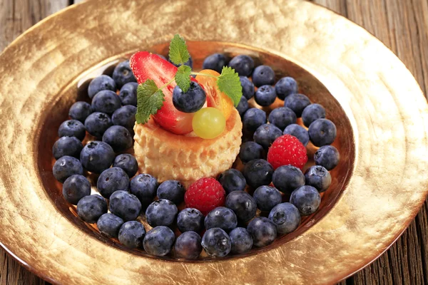 Custard filled vol-au-vent and fresh blueberries — Stock Photo, Image