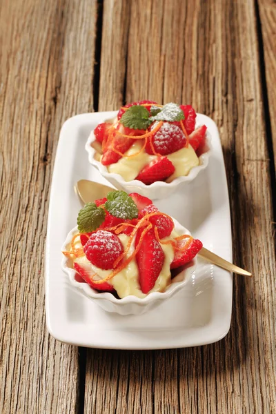 Romige pudding met vers fruit — Stockfoto