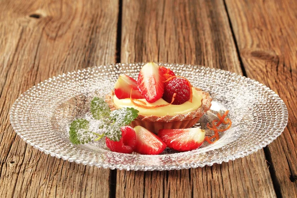 Small custard tart with fresh fruit — Stock Photo, Image