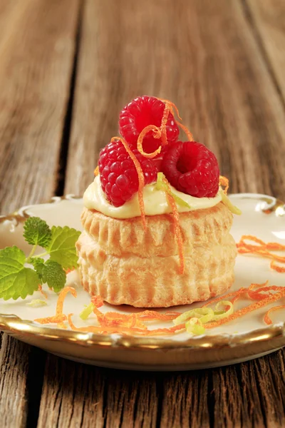 Pâtisserie feuilletée farcie à la crème avec framboises — Photo