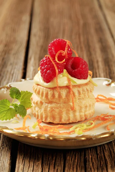 Custard filled puff pastry shell with raspberries — Stock Photo, Image