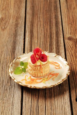 Puf böreği kabuğu ahududu ile muhallebi dolu