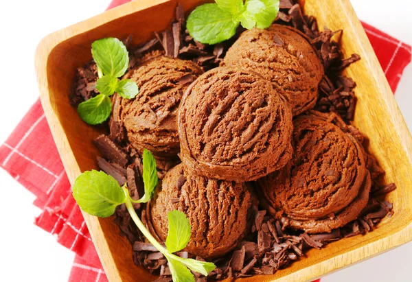 Scoops van chocolade-ijs — Stockfoto