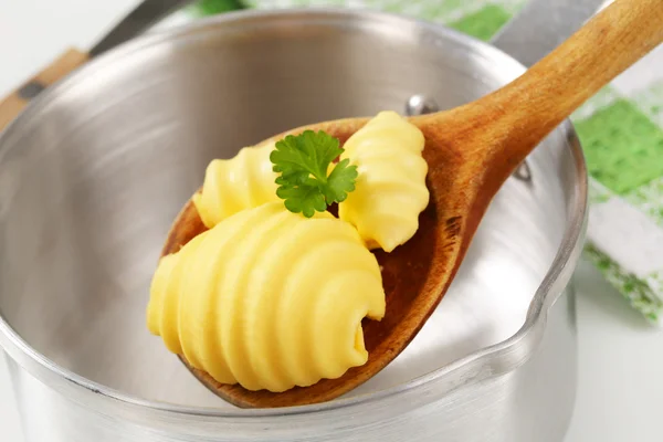 나무로 되는 숟가락에 버터 곱슬 — 스톡 사진