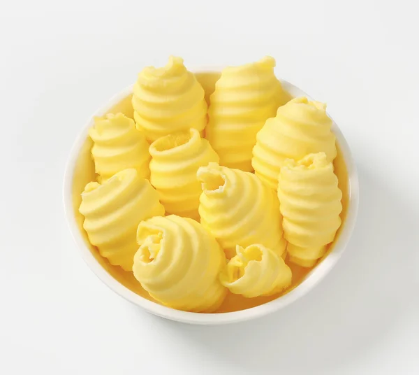 Schüssel mit Butter-Locken — Stockfoto