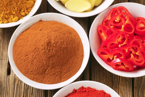 Currypulver, Paprika, gemahlener Zimt, geschnittene Ingwerwurzel und — Stockfoto