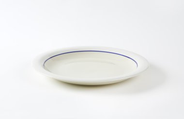 Beyaz sığ yemek tabağı