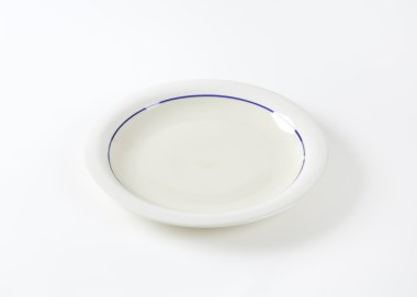 Beyaz sığ yemek tabağı