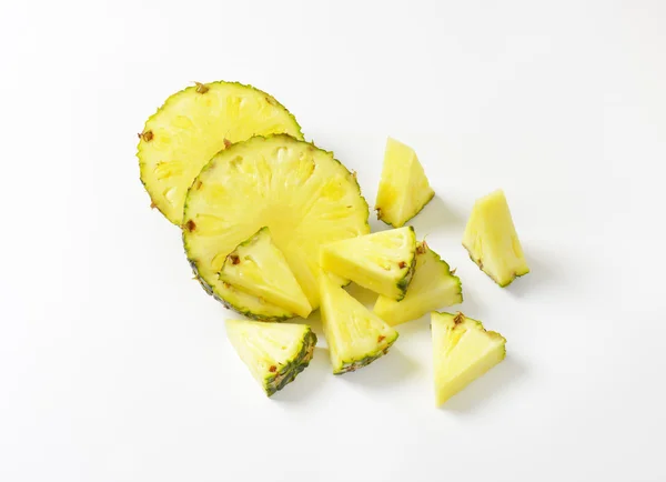 Friss ananász szeletek és ékek — Stock Fotó