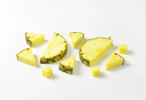 Fatias e cunhas de ananás fresco — Fotografia de Stock