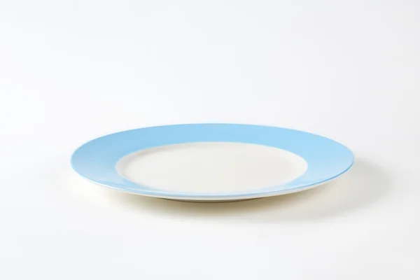 Piring makan malam putih-biru kosong — Stok Foto