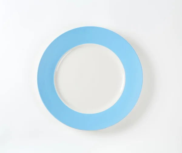 Пустая бело-голубая тарелка — стоковое фото
