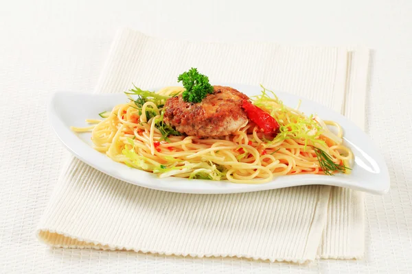 Vlees patty met spaghetti — Stockfoto