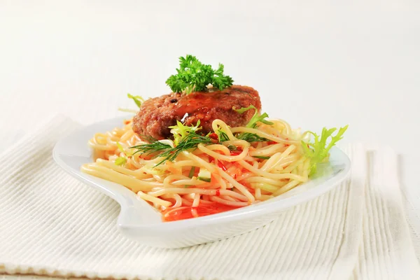 Meat patty with spaghetti — Stock Photo, Image