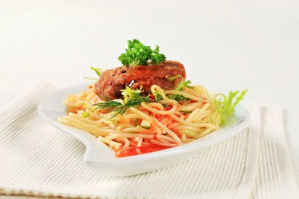 Vlees patty met spaghetti — Stockfoto