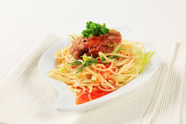 Vlees patty met spaghetti — Stockfoto