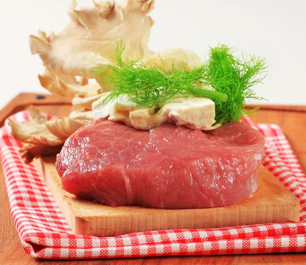 Raw red meat and oyster mushrooms — Stock Photo, Image