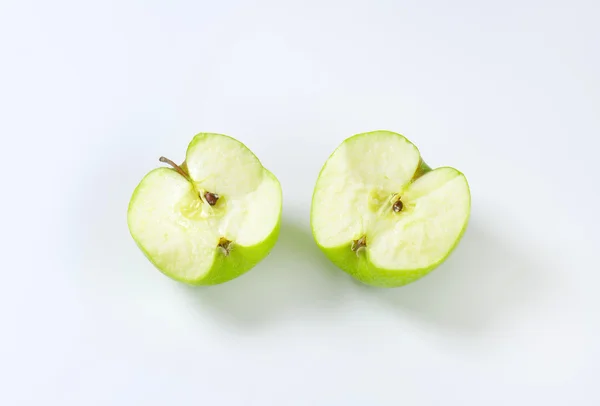 등분된 녹색 사과 — 스톡 사진