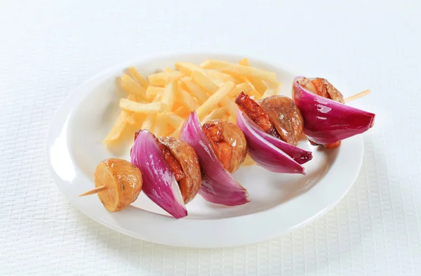 Brochette de bacon et pommes de terre aux frites — Photo