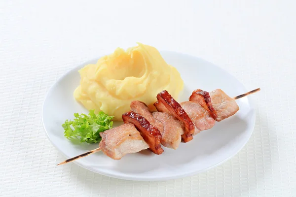 Varkensvlees brochette met aardappelpuree — Stockfoto
