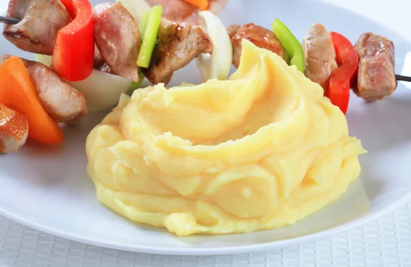 Pork skewers with mashed potato — Stock Photo, Image