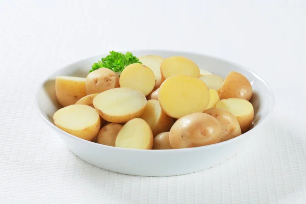 Halverad oskalade potatisen — Stockfoto