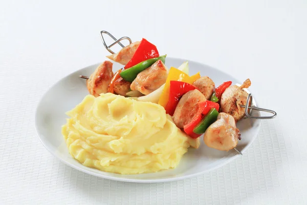 Brochettes de poulet avec purée de pommes de terre — Photo