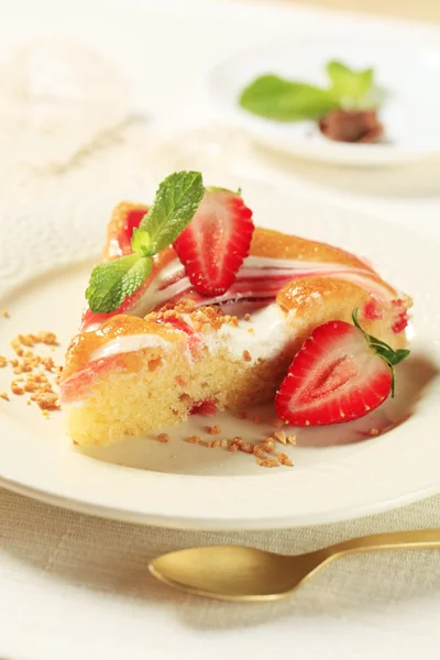 치즈와 딸기 스펀지 케이크 — 스톡 사진
