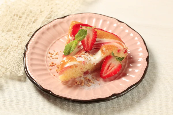 Cheese and strawberry sponge cake — Stock Photo, Image