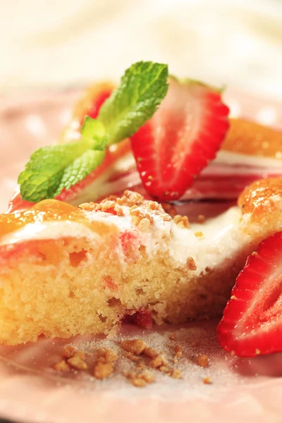 Cheese and strawberry sponge cake — Stock Photo, Image