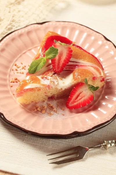 Bolo de queijo e esponja de morango — Fotografia de Stock