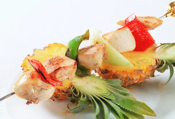 Chicken skewer and fresh pineapple — Stock Photo, Image