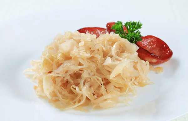 Ковбаса і квашеною капустою — стокове фото