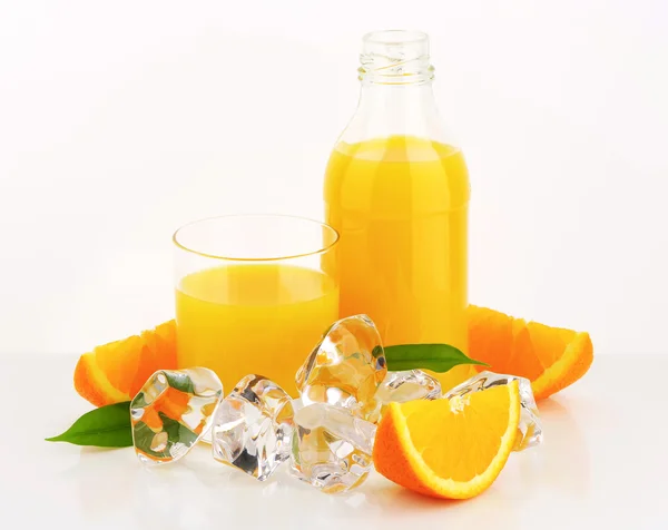 Frischer Orangensaft — Stockfoto