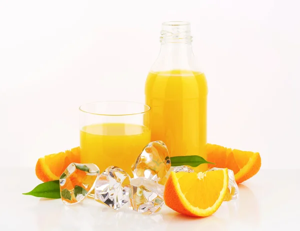 Frischer Orangensaft — Stockfoto