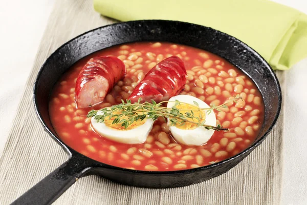 Bohnen in Tomatensauce und Wurst — Stockfoto