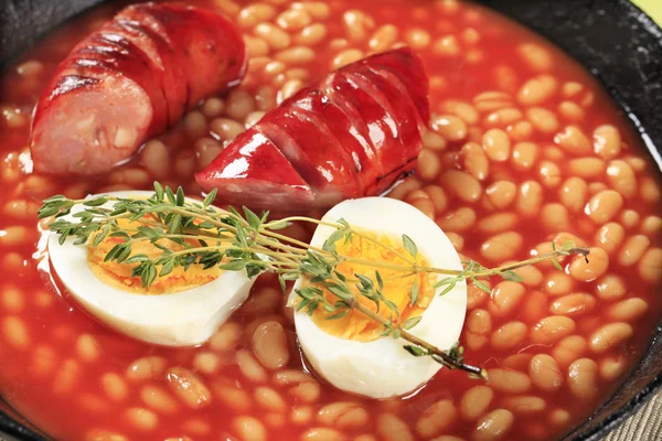 Lima bonen in tomatensaus en worst — Stockfoto