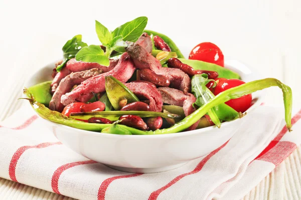 Plantaardige salade met stroken van rosbief — Stockfoto