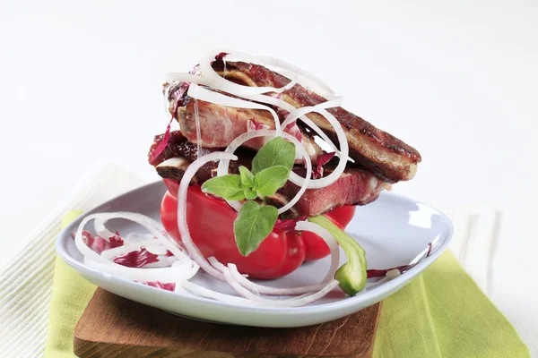 Smoked spare ribs with onion and red pepper — Stock Photo, Image