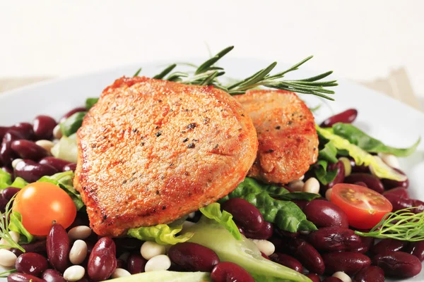 Mariniertes Schweinefleisch und Salat mit roten Bohnen — Stockfoto