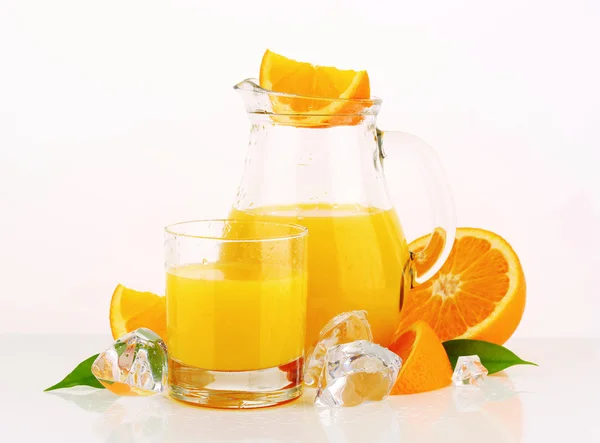 Krug mit Orangensaft — Stockfoto