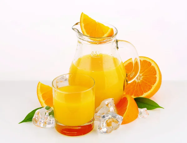 Krug mit Orangensaft — Stockfoto