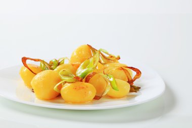 Pişmiş patates pırasa ile