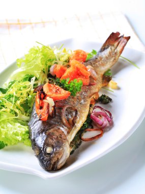 Fırında Alabalık yeşil salata ve domates ile