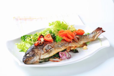 Fırında Alabalık yeşil salata ve domates ile