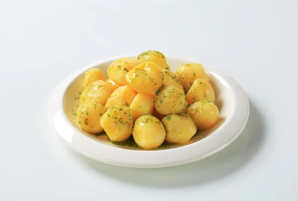 Potatis med smör och persilja — Stockfoto