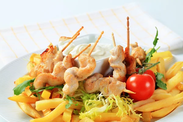 Chicken satay with French fries — Stock Photo, Image