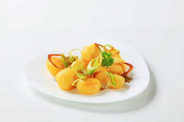 Batatas cozidas com alho-porro — Fotografia de Stock