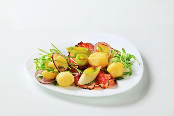 Potatoes with leek and arugula — Stock Photo, Image
